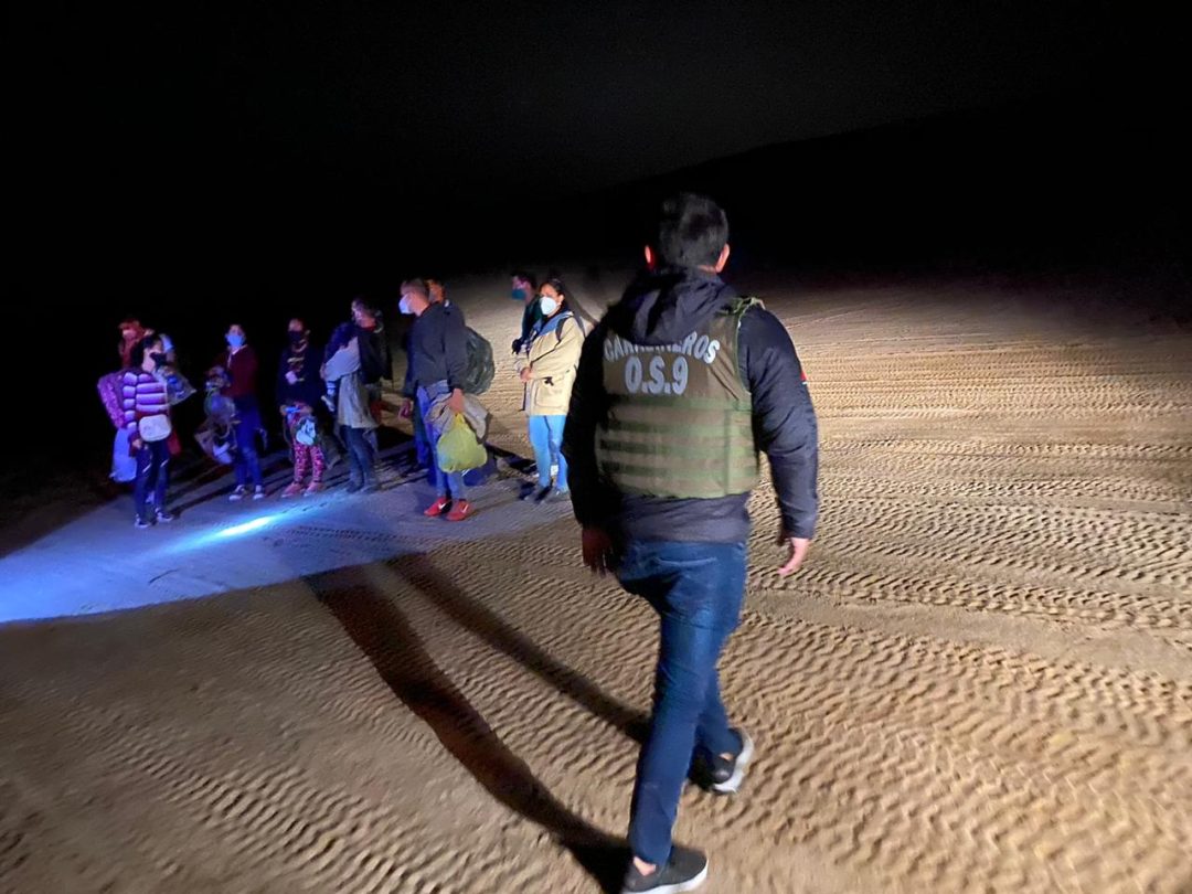 Así operan las agencias de viajes contratadas por migrantes que entran a Chile por pasos no habilitados de Arica e Iquique