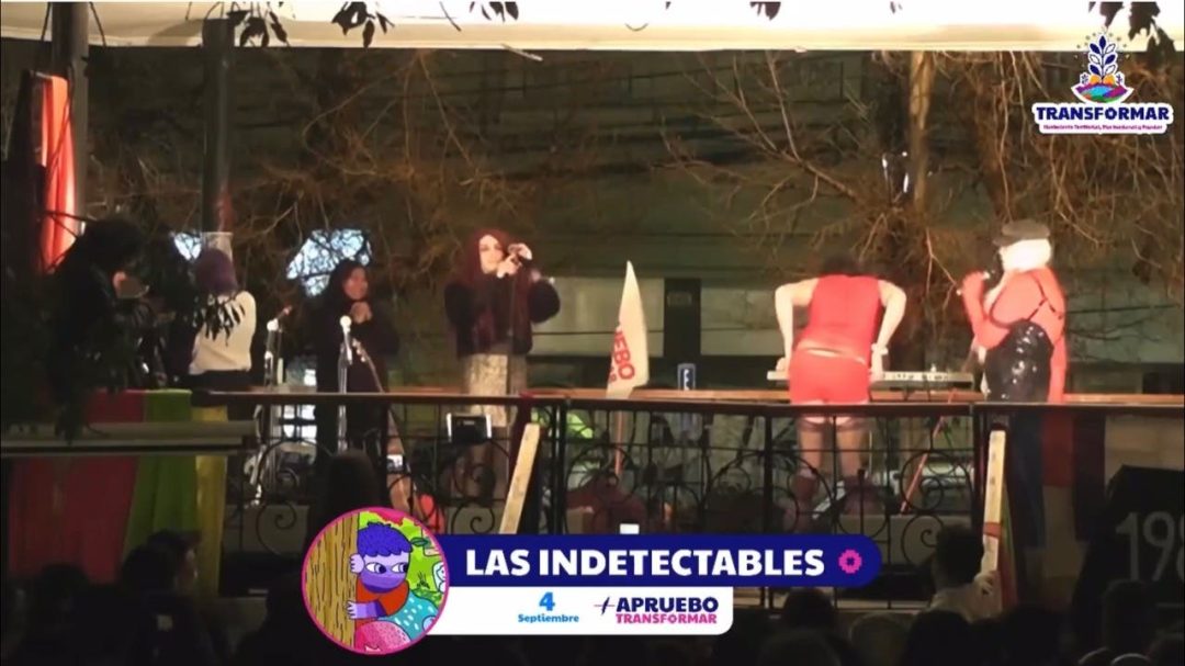 Polémica en acto en favor del Apruebo en Valparaíso por «ofensiva» performance ultrajando nuestra bandera chilena.