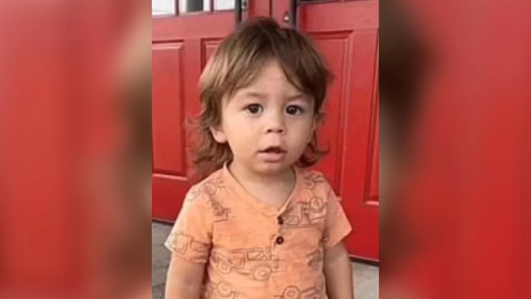 Policía buscaba a desaparecido niño en basurero mientras su madre celebraba en un pub