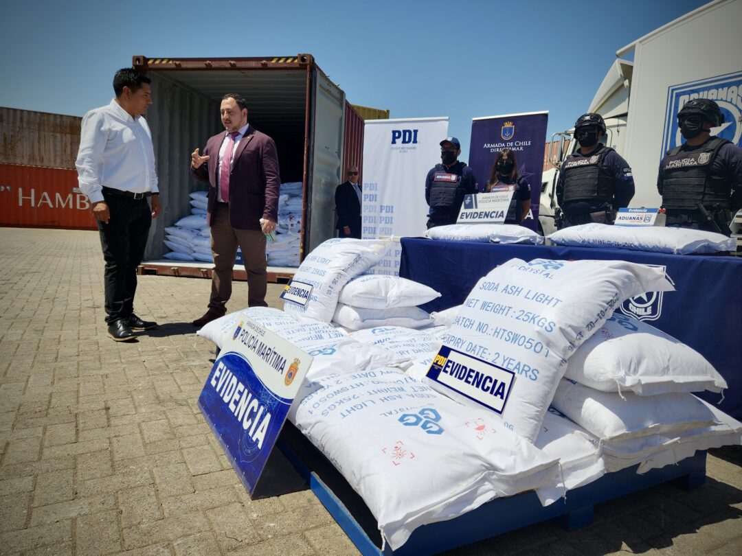 Un total de 146 toneladas de sustancias químicas para producir cocaína y pasta base fueron halladas en los puertos de Arica e Iquique.